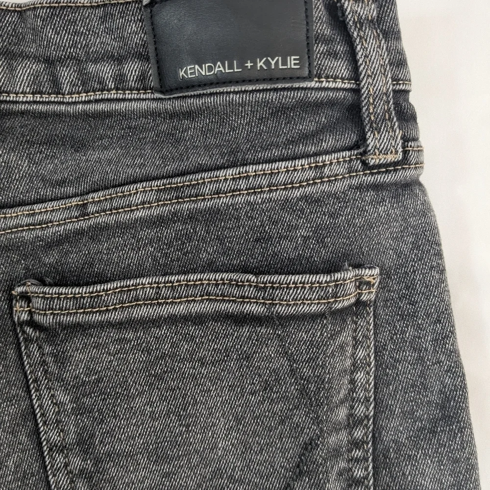 Kendall & Kylie these black